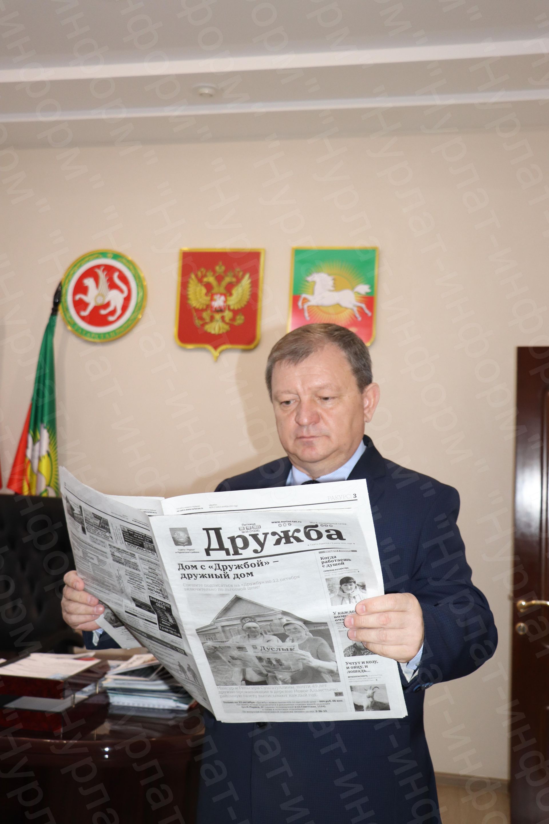 Дамир Ишкинеев подарил нурлатцам подписку на районную газету «Дуслык», «Дружба», «Туслах»
