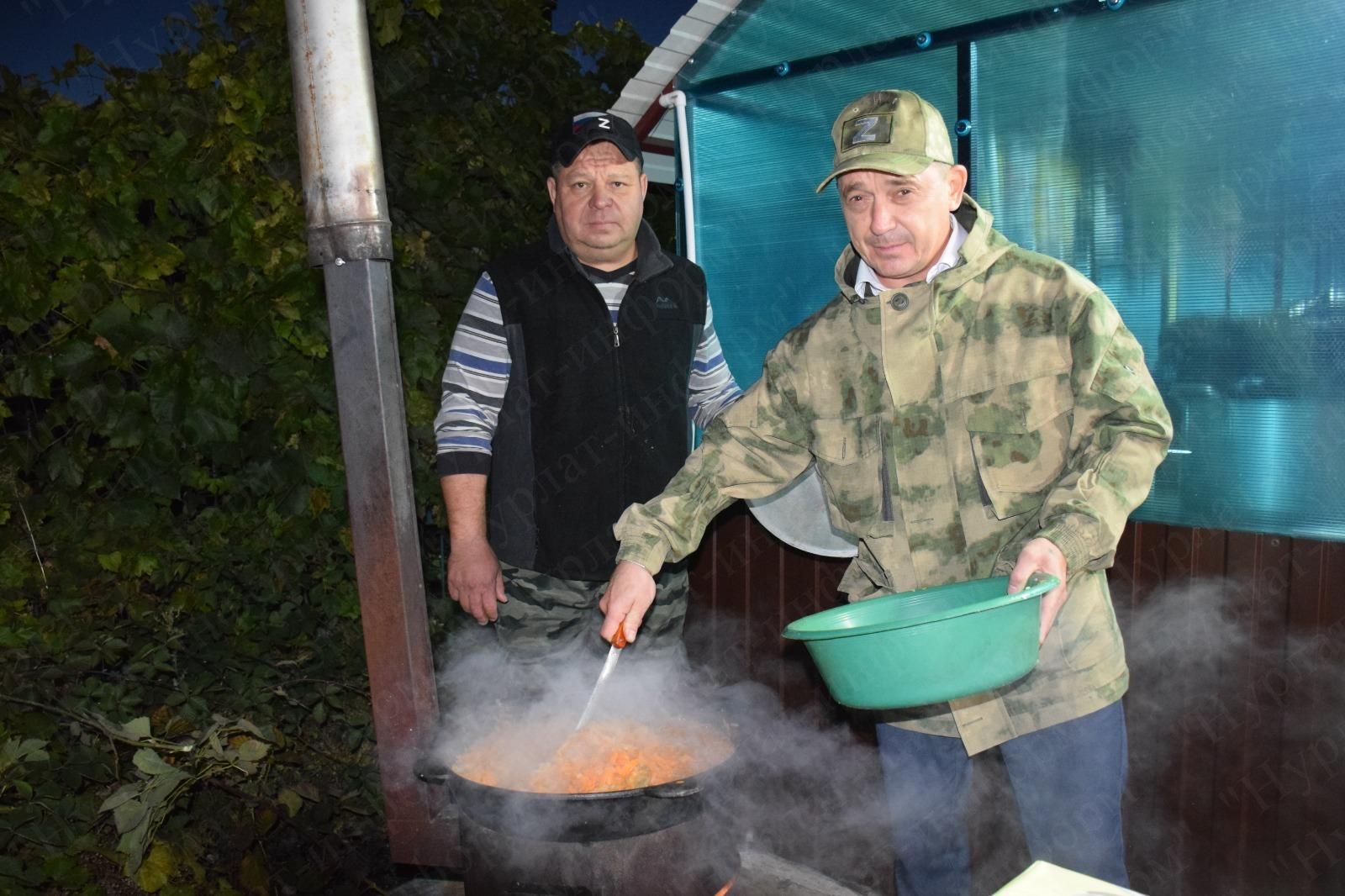 Мутагировы из Нурлата объединили вокруг себя неравнодушных волонтеров, чтобы готовить еду для участников СВО