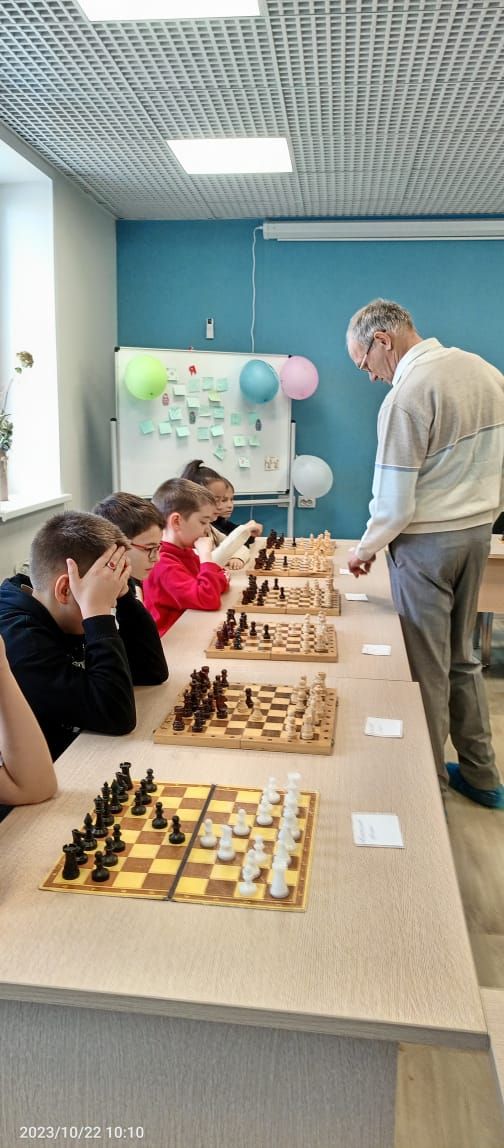 Юные нурлатцы сыграли в шахматы с чемпионом района Михаилом Безруковым