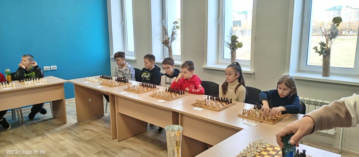 Юные нурлатцы сыграли в шахматы с чемпионом района Михаилом Безруковым
