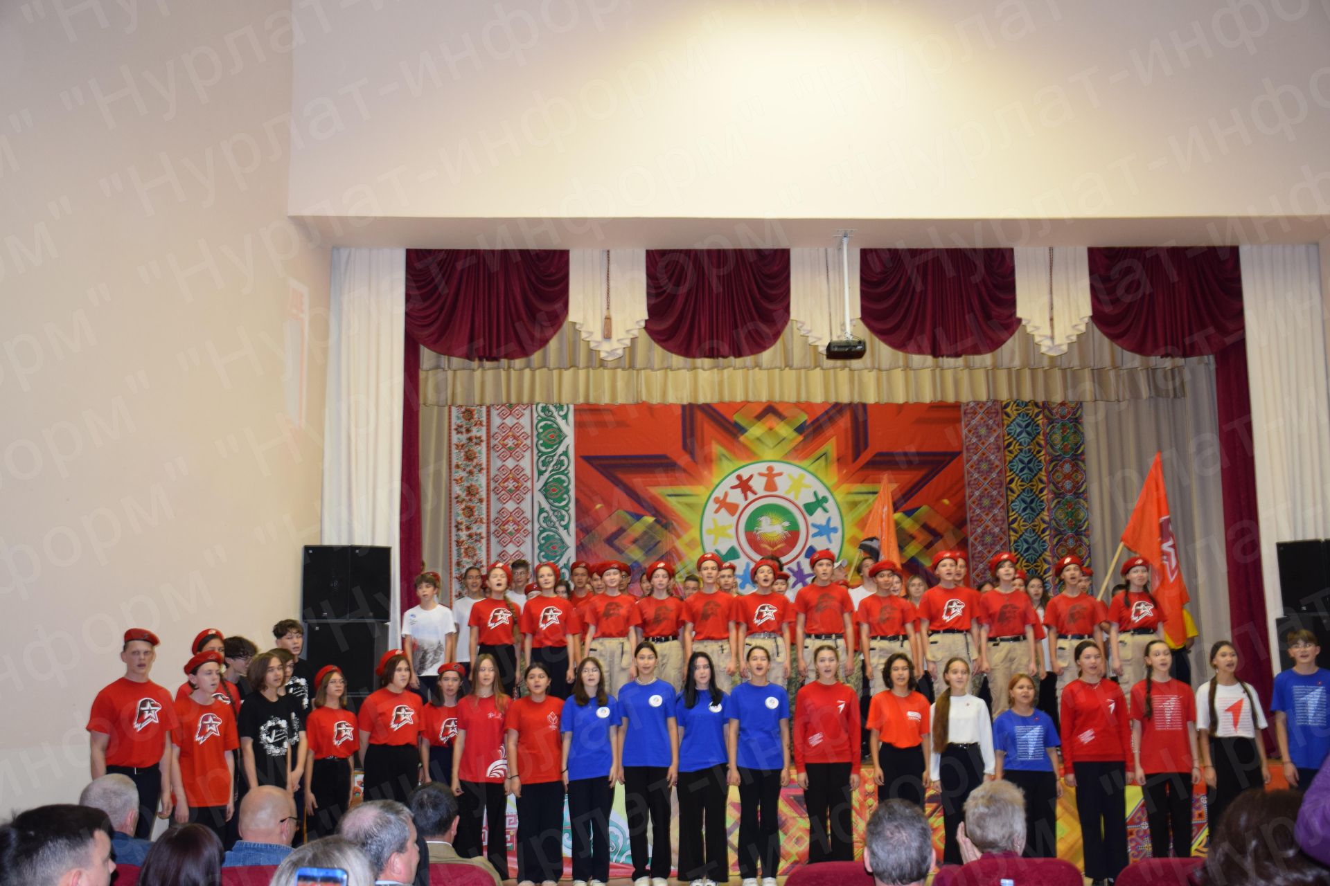 Нурлатский Дом дружбы народов объединил несколько поколений молодежи на фестивале комсомольской песни