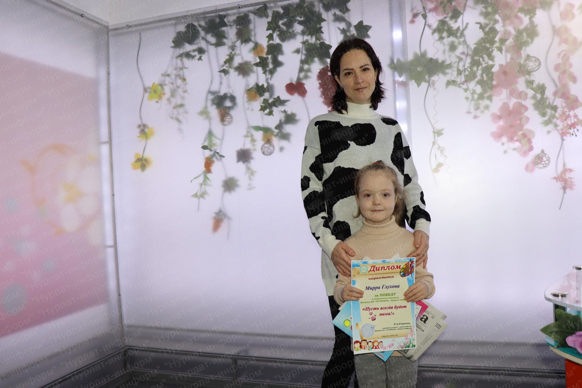 В «Нурлат-информе» наградили победителей конкурса рисунков «Пусть всегда будет мама!»