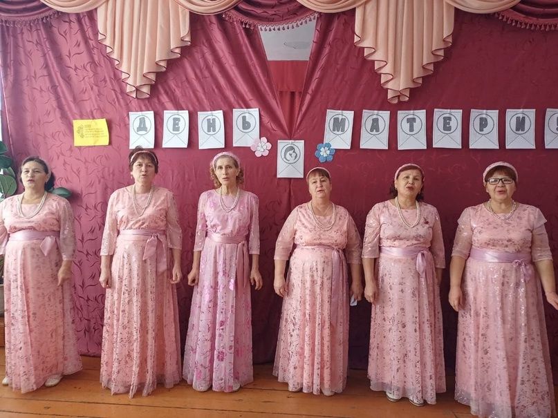 В Вишнево-Полянском сельском клубе поздравили мам праздничным концертом