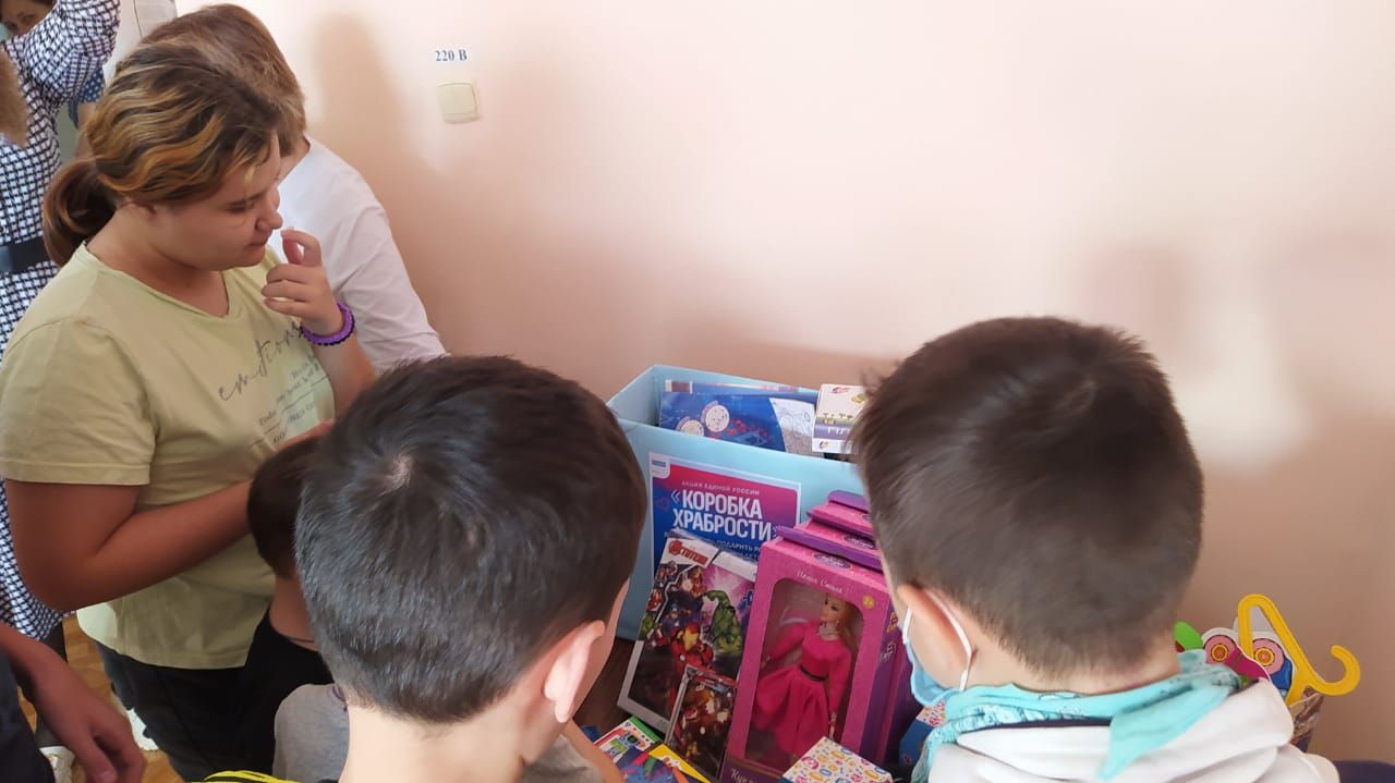 Нурлатские единороссы передали подарки в детское отделение Нурлатской ЦРБ в рамках акции «Коробка храбрости»