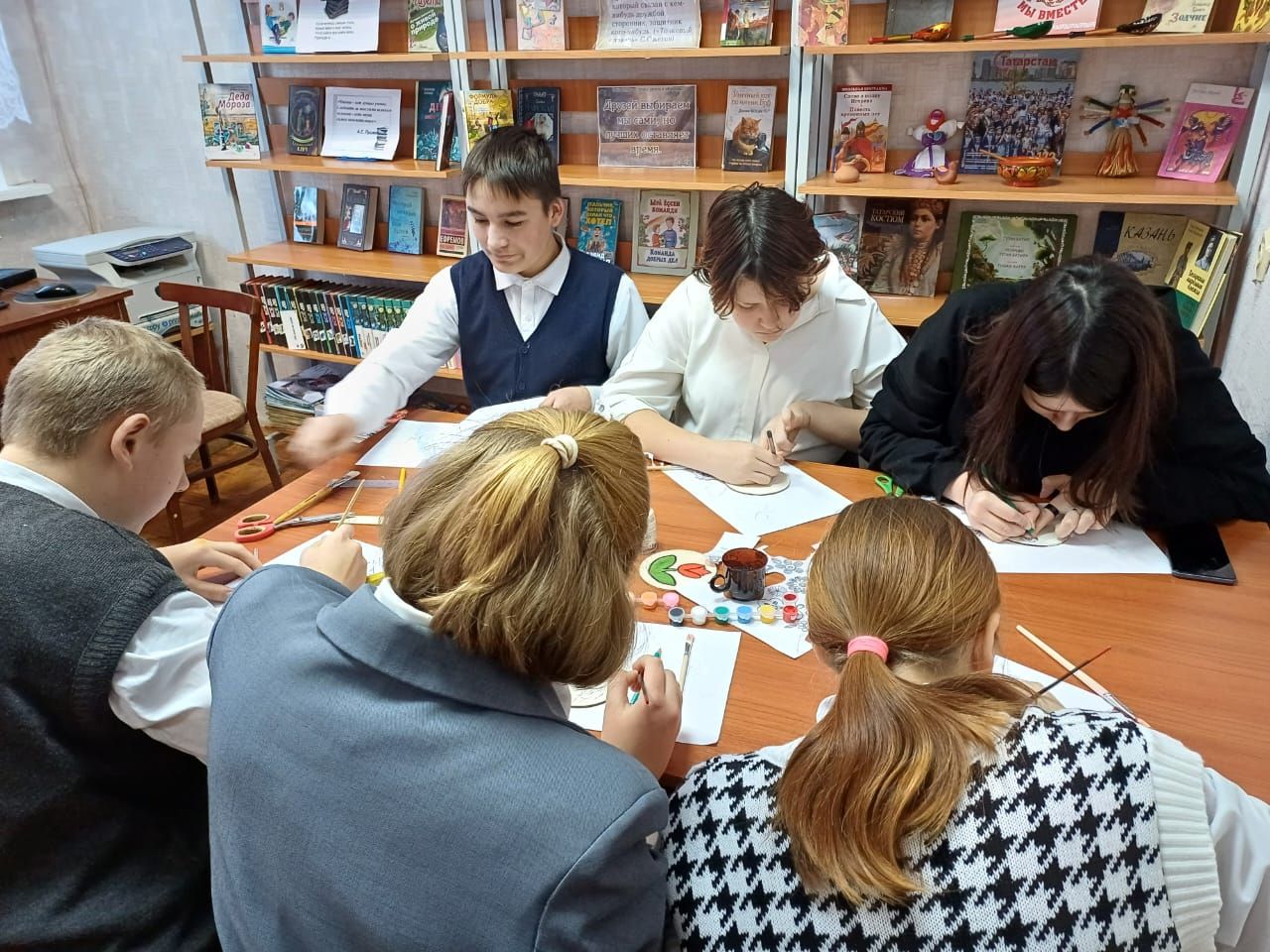 В Тюрсовхозской сельской библиотеке состоялся мастер-класс «Национальные мотивы»