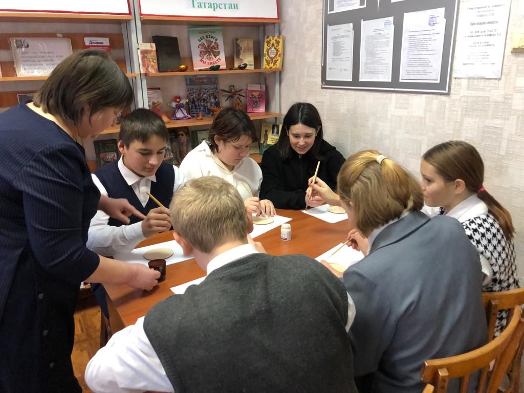 В Тюрсовхозской сельской библиотеке состоялся мастер-класс «Национальные мотивы»