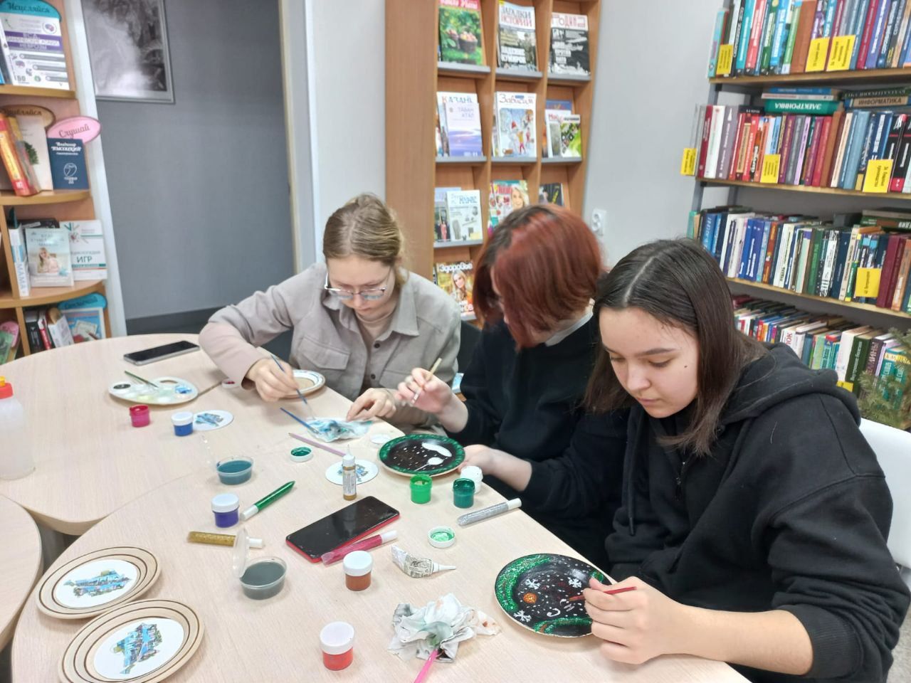 В нурлатской центральной библиотеке познакомили школьников с выставкой сувенирных тарелок из разных городов страны