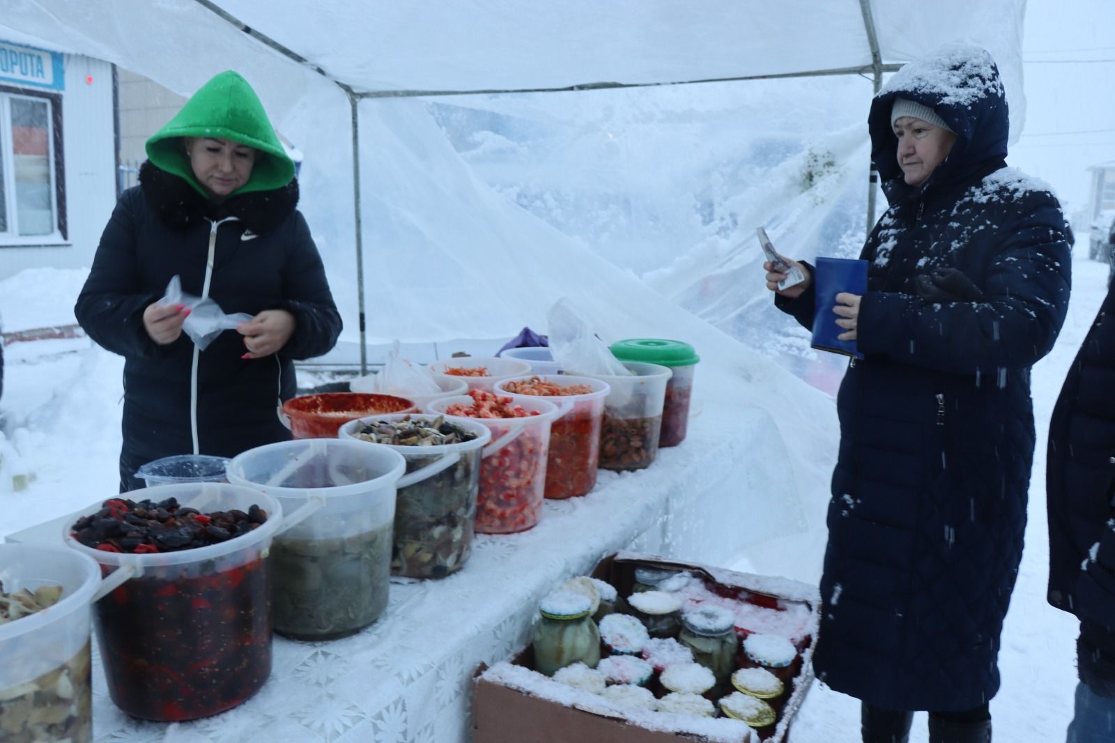 В Нурлате сильный снегопад не помешал сельскохозяйственной ярмарке