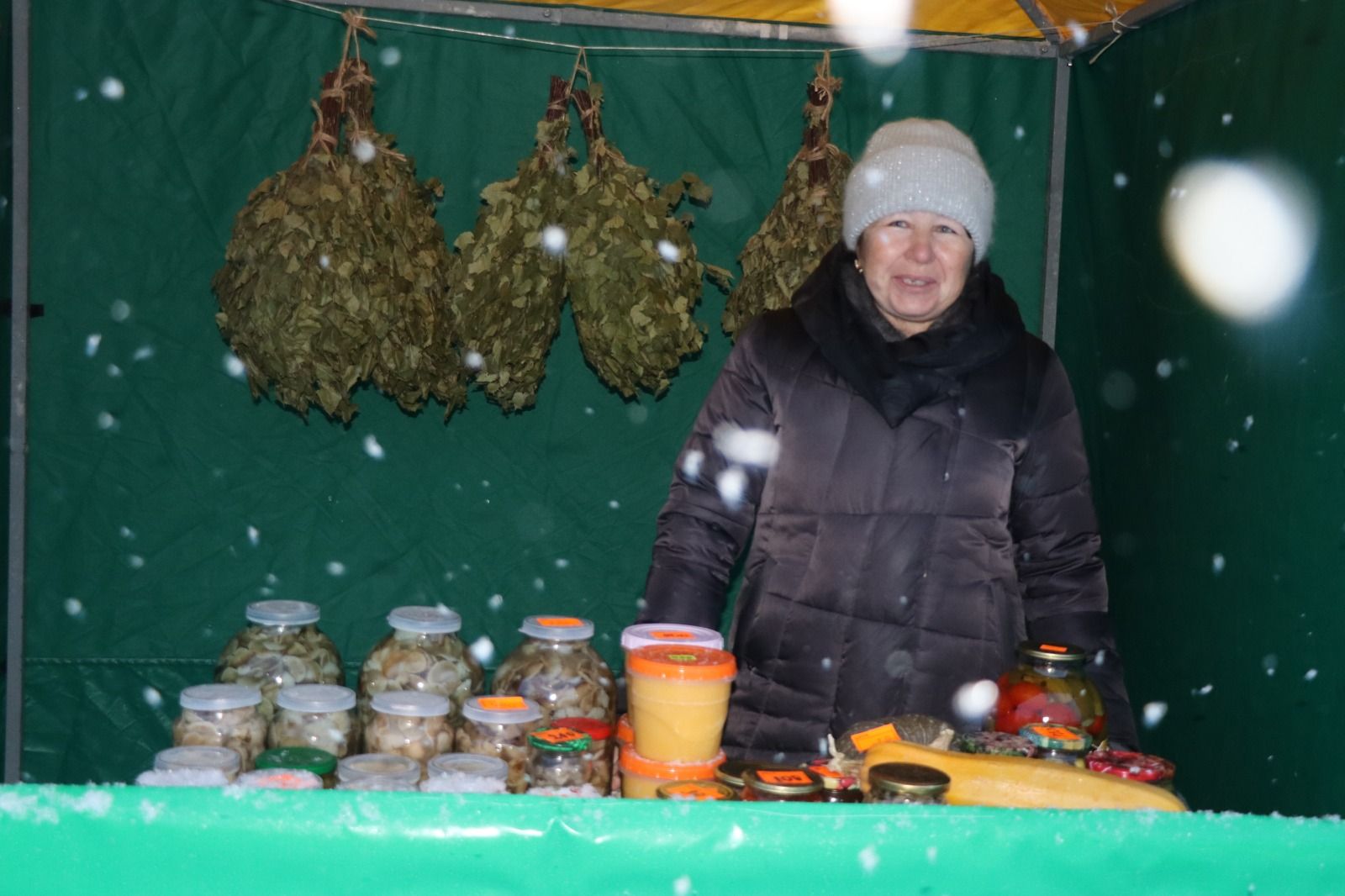 В Нурлате сильный снегопад не помешал сельскохозяйственной ярмарке