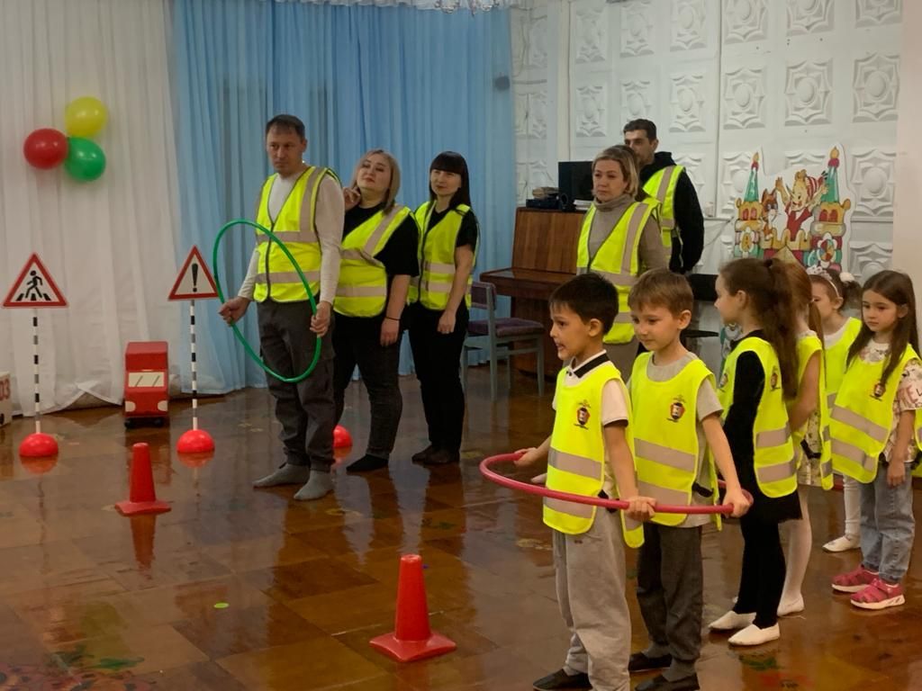 В Нурлатском детском саду «Сказка» повторили правила дорожного движения