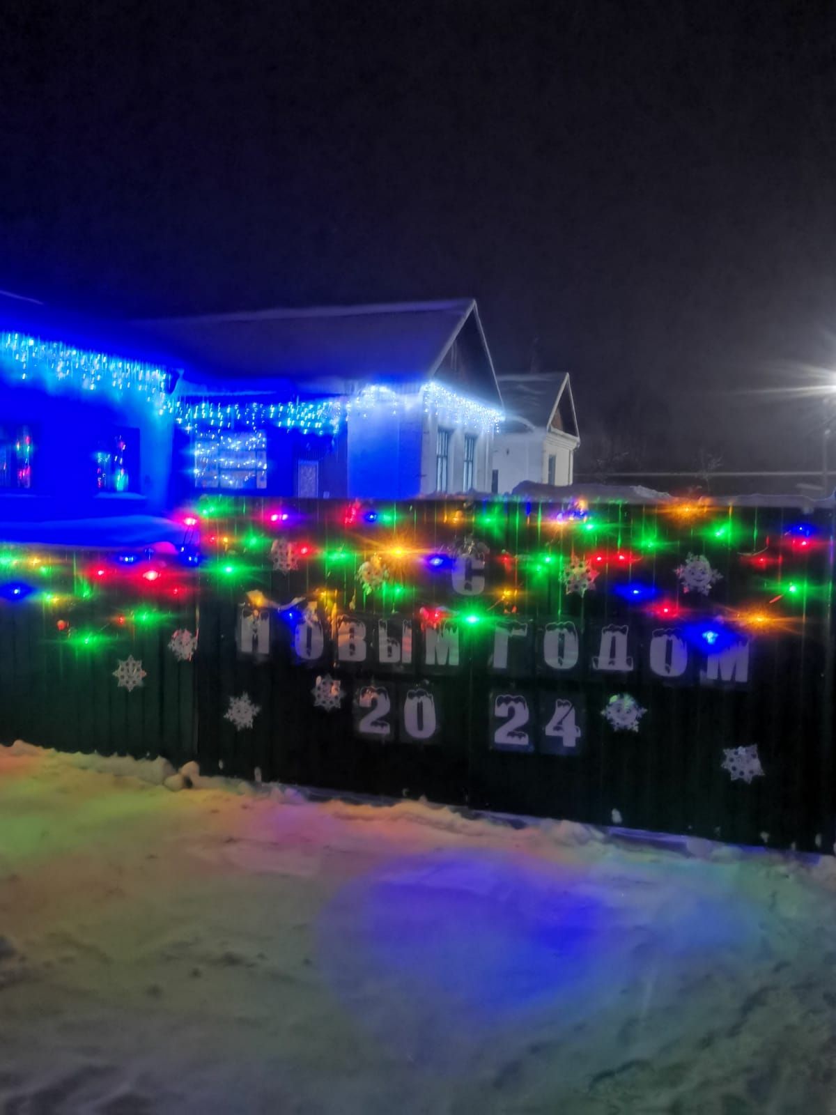 Детский сад Тюрнясева радует своих воспитанников яркой новогодней иллюминацией