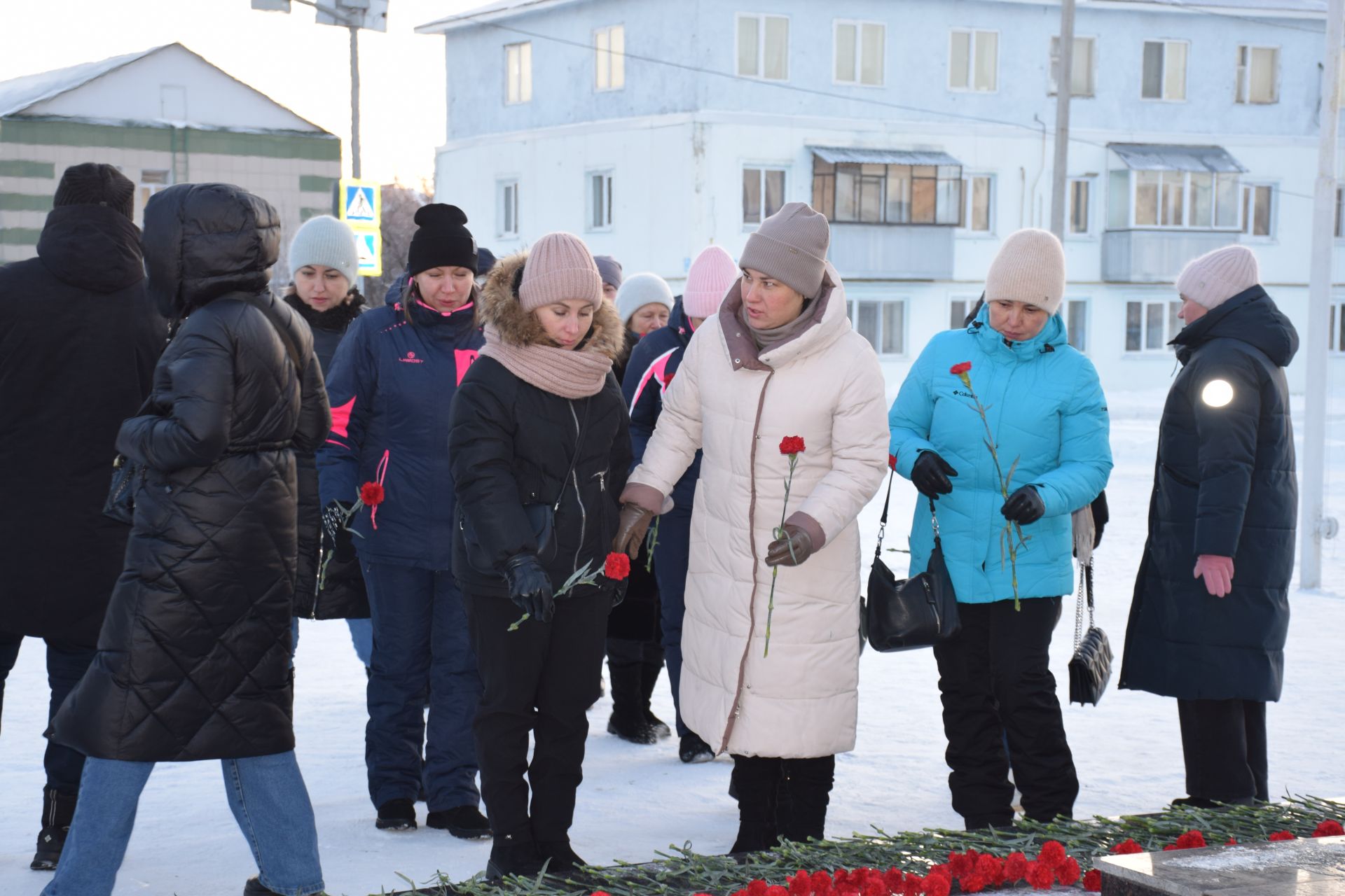 Накануне Дня Героев Отечества нурлатцы пришли к мемориальному комплексу «Вечный огонь»