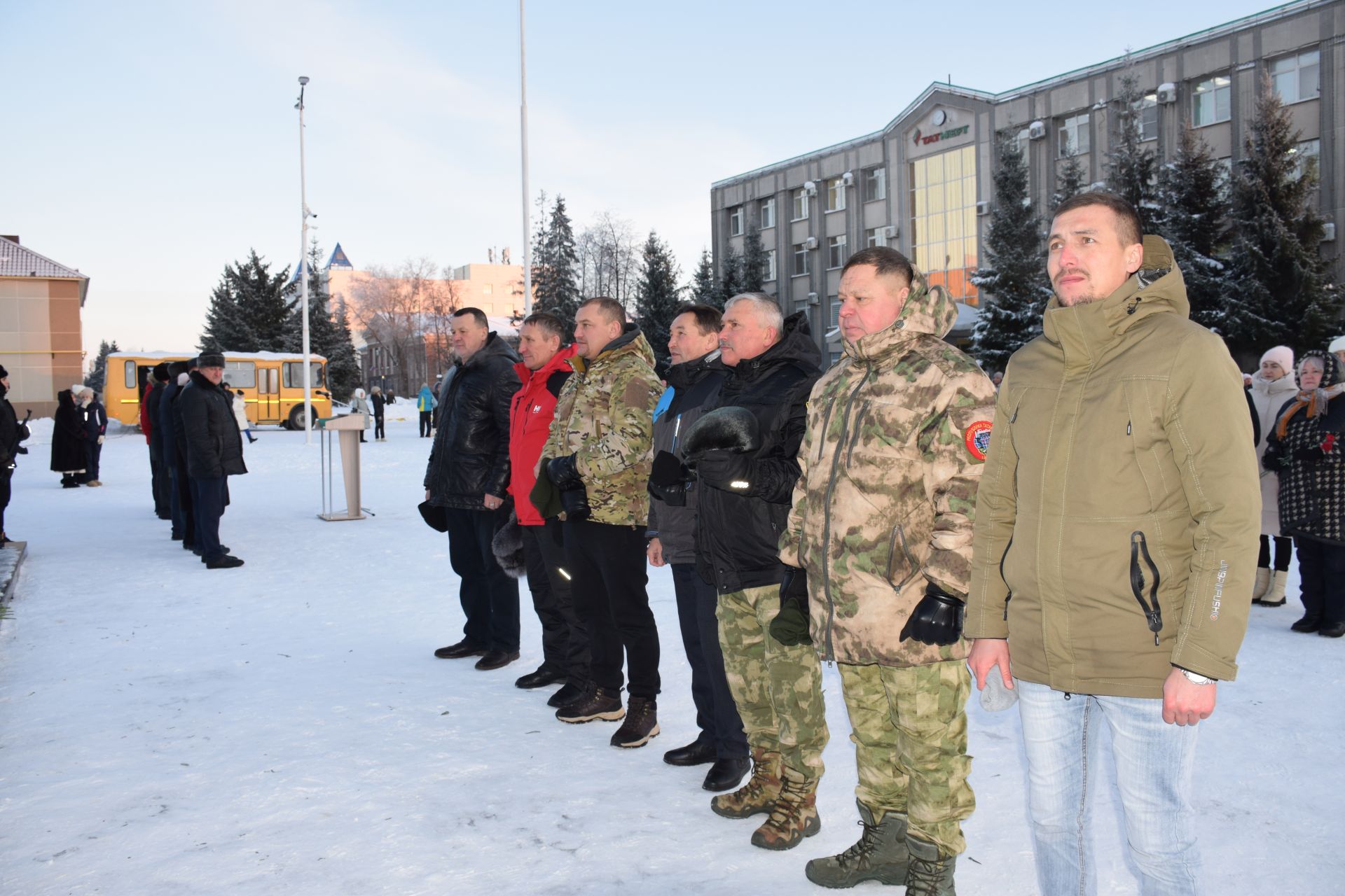 Накануне Дня Героев Отечества нурлатцы пришли к мемориальному комплексу «Вечный огонь»