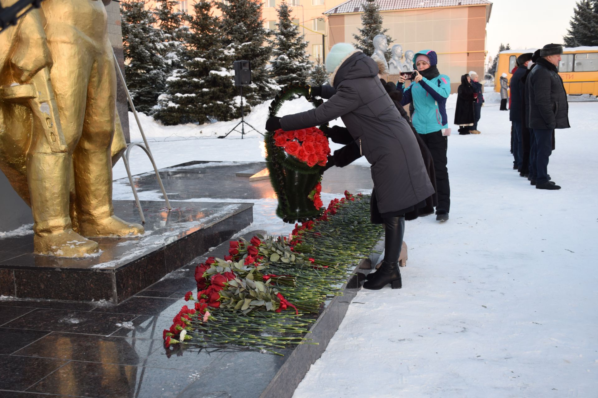 Накануне Дня Героев Отечества нурлатцы пришли к мемориальному комплексу «Вечный огонь»