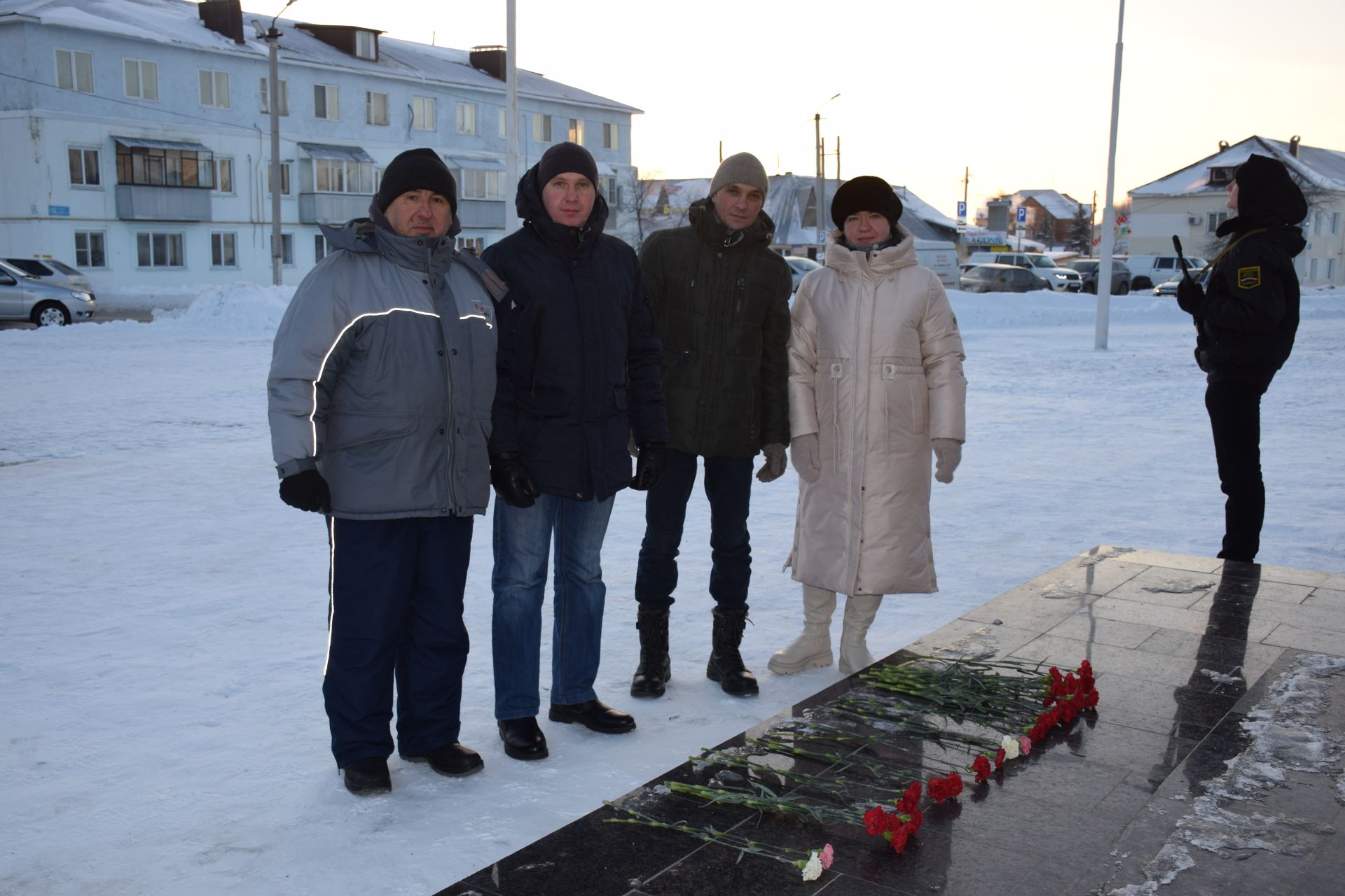 Накануне Дня Героев Отечества нурлатцы пришли к мемориальному комплексу «Вечный огонь»