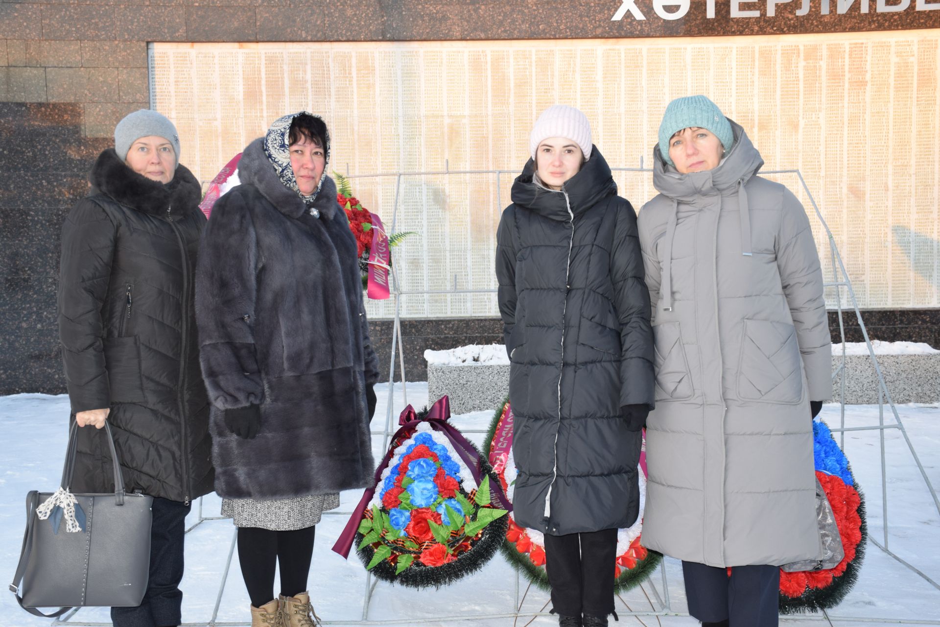 Накануне Дня Героев Отечества нурлатцы пришли к мемориальному комплексу «Вечный огонь»