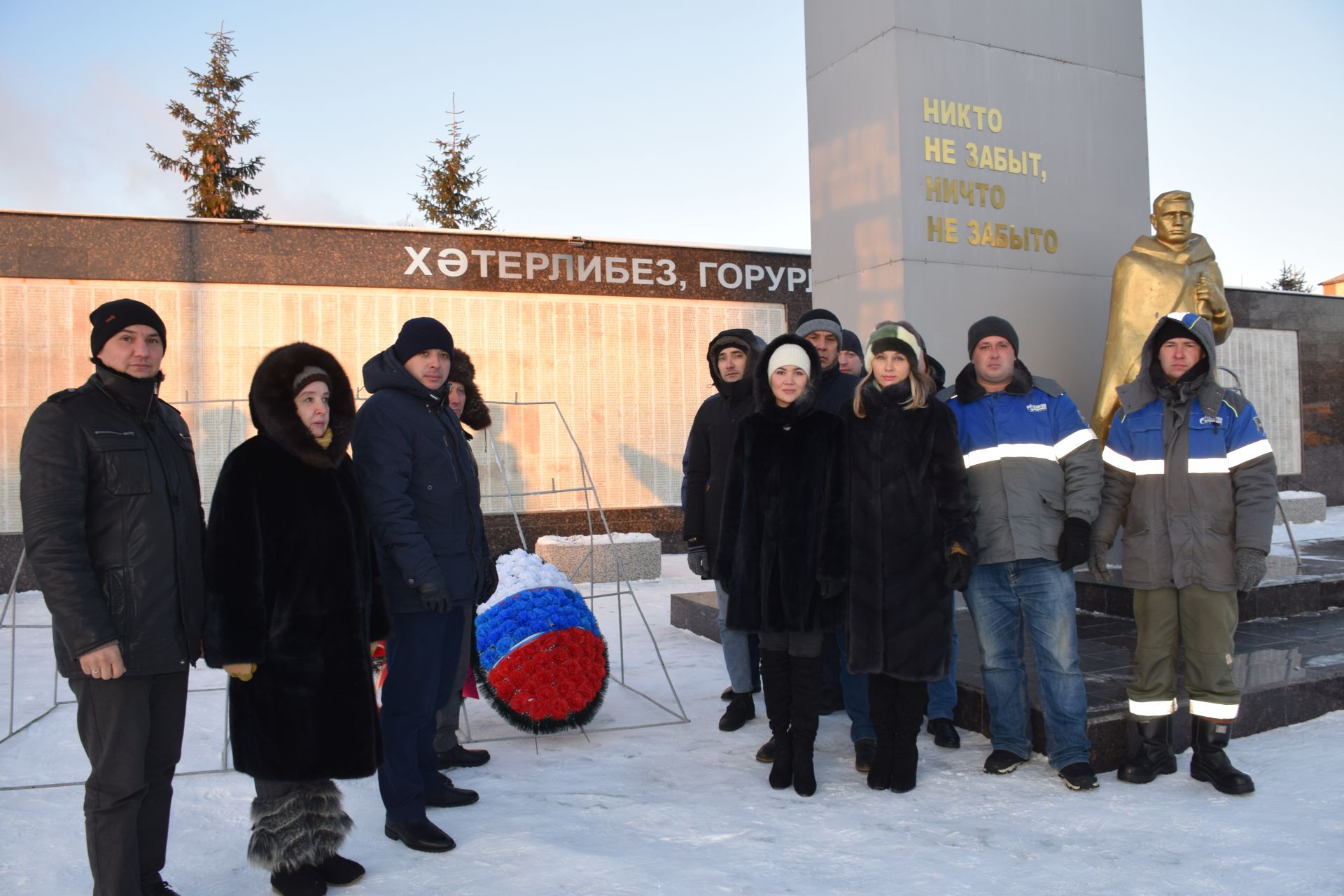 Накануне Дня Героев Отечества нурлатцы пришли к мемориальному комплексу «Вечный огонь»