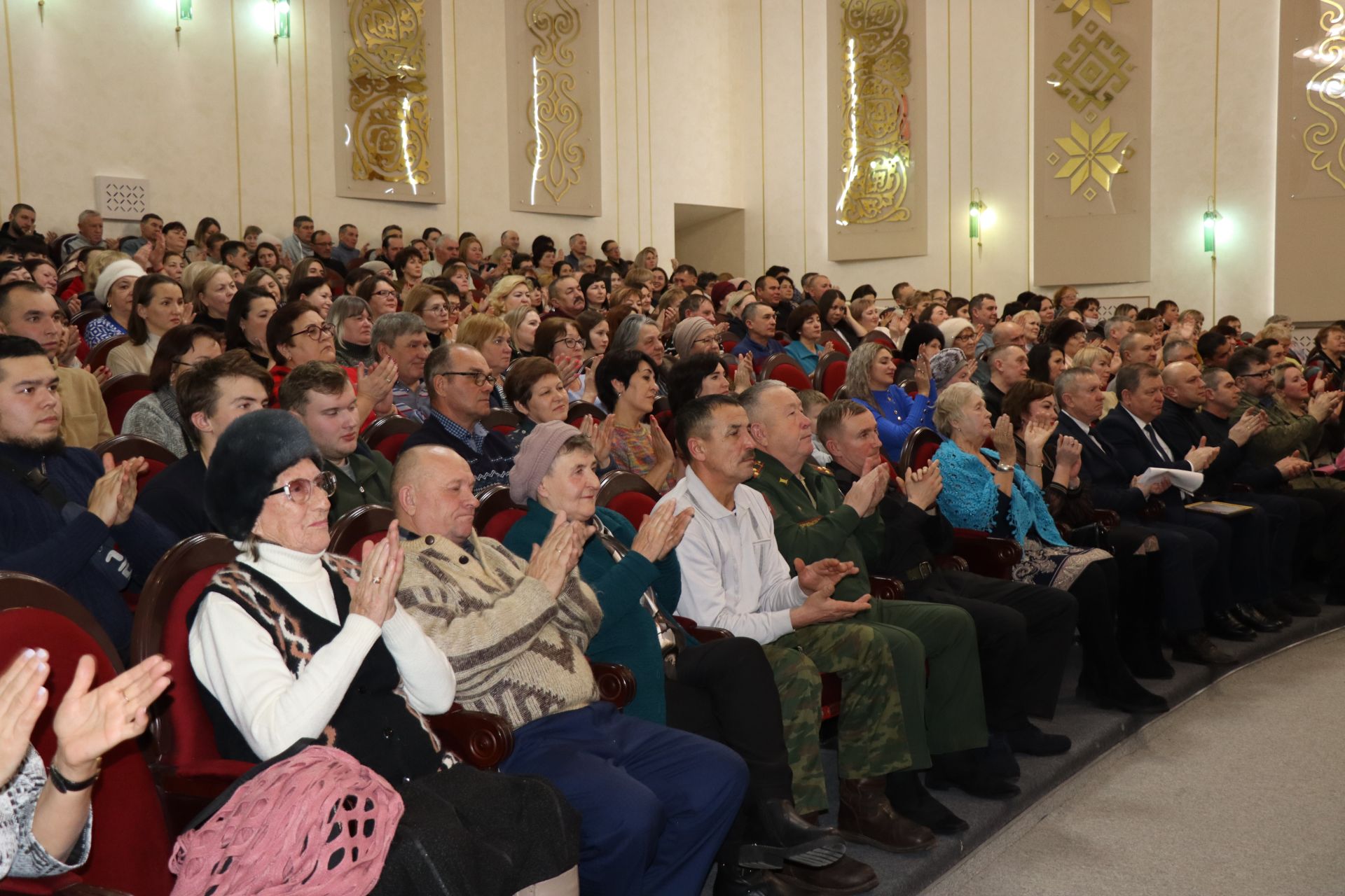 На благотворительном концерте нурлатцы собрали около 300 тысяч рублей в помощь участникам СВО