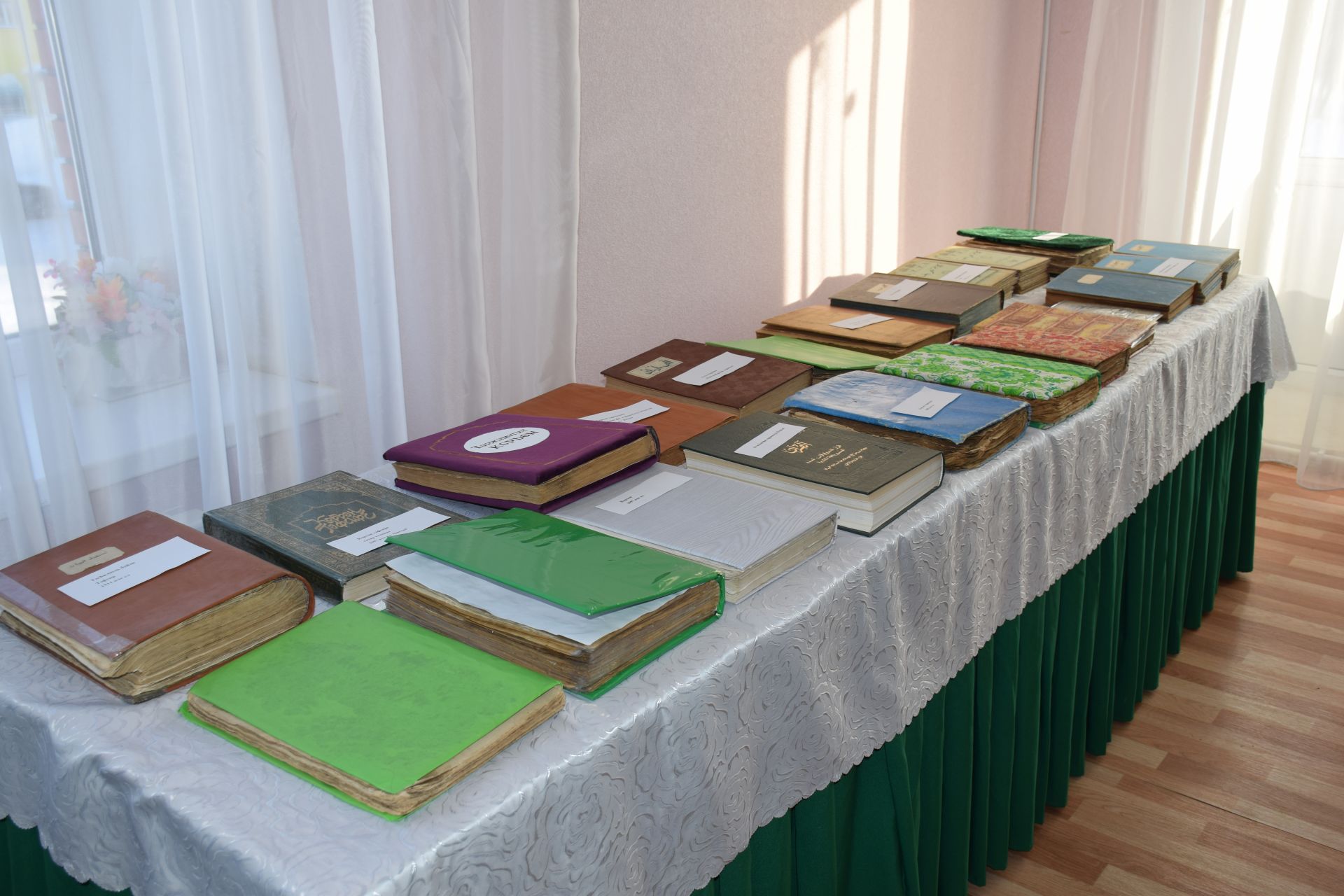 В Нурлате открылась выставка религиозных книг