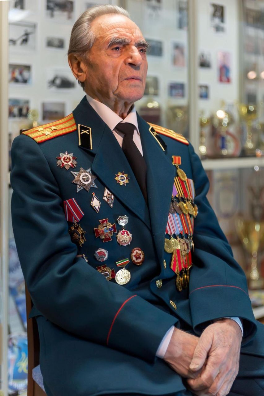 Рустам Минниханов поблагодарил единственного в Татарстане участника Сталинградской битвы