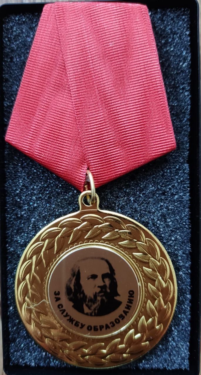 Учителя математики Биляр-Озёрской школы наградили медалью «За службу образованию»