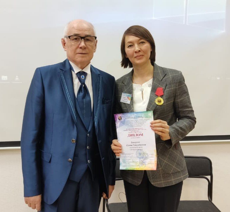 Учителя математики Биляр-Озёрской школы наградили медалью «За службу образованию»