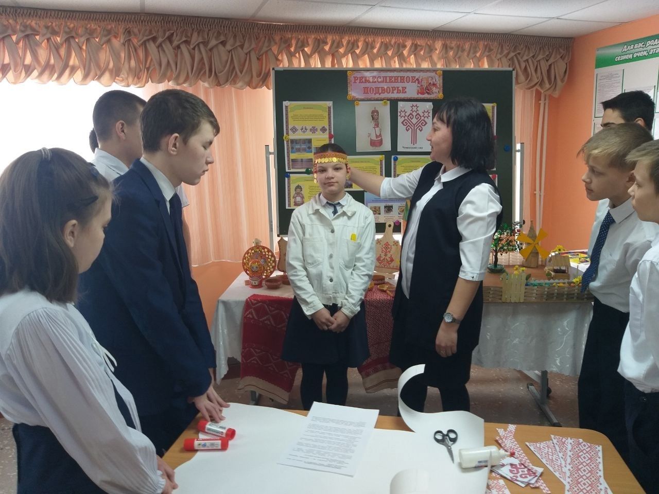 В Нурлатской школе-интернате организовали выставку чувашского народного ремесла и промысла