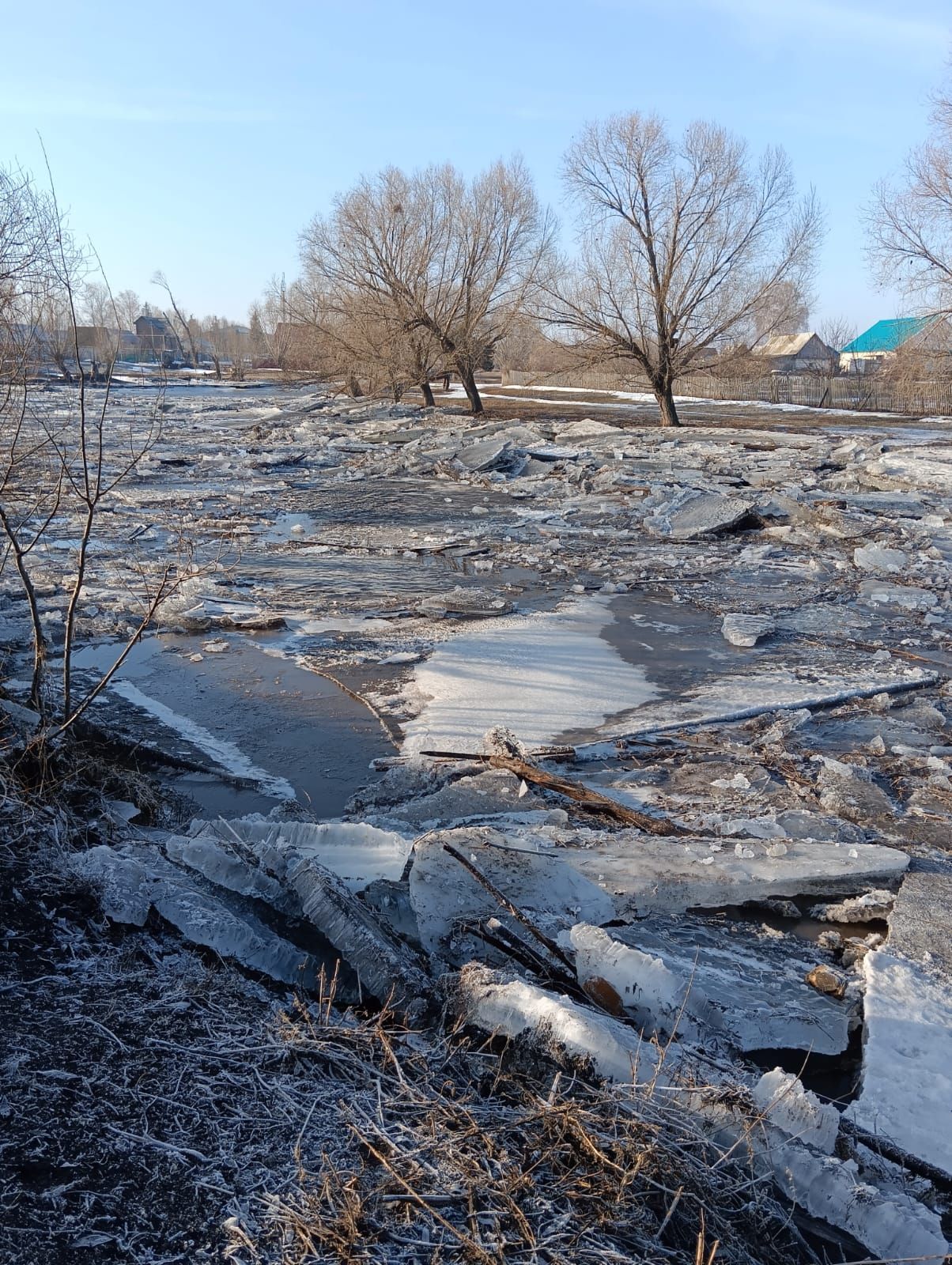 На реке Аксумлинка в Нурлатском районе начался ледоход
