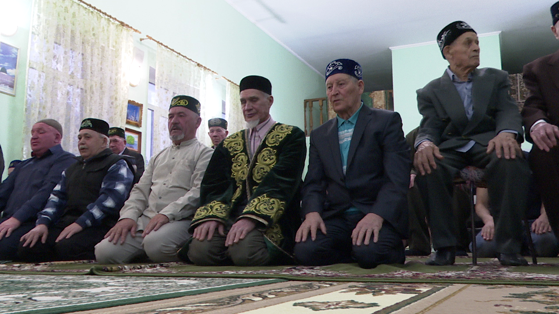 Сулеймановы в первый день Рамадана провели ифтар-меджлисы для жителей Нурлатского района