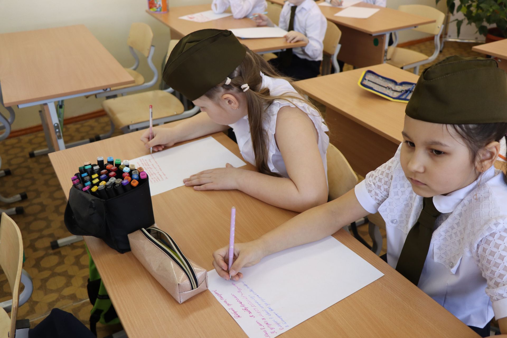 Нурлатские школьники продолжают писать письма участникам СВО