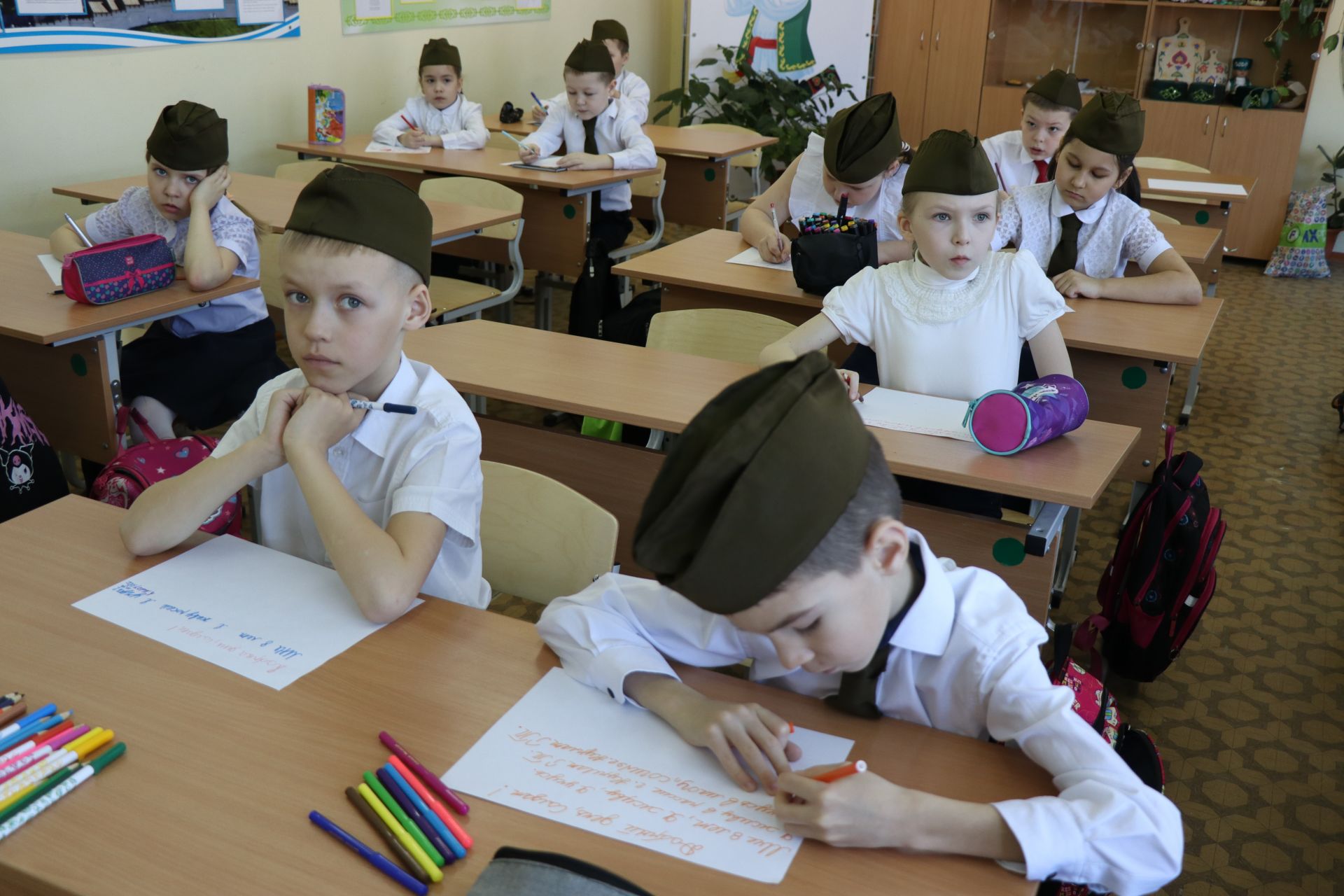 Нурлатские школьники продолжают писать письма участникам СВО