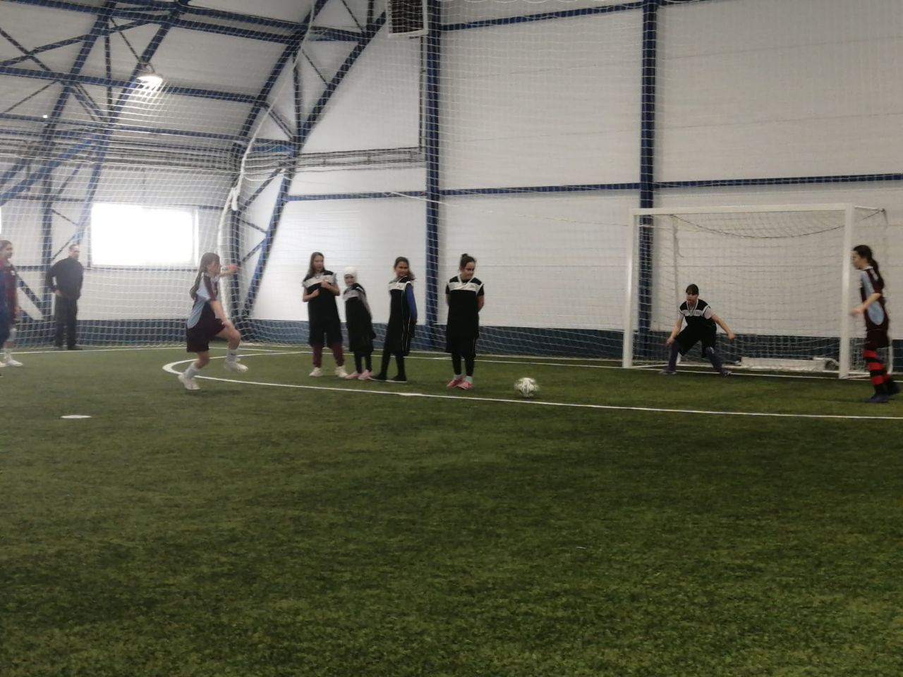 Нурлатские девушки сыграли в футбол