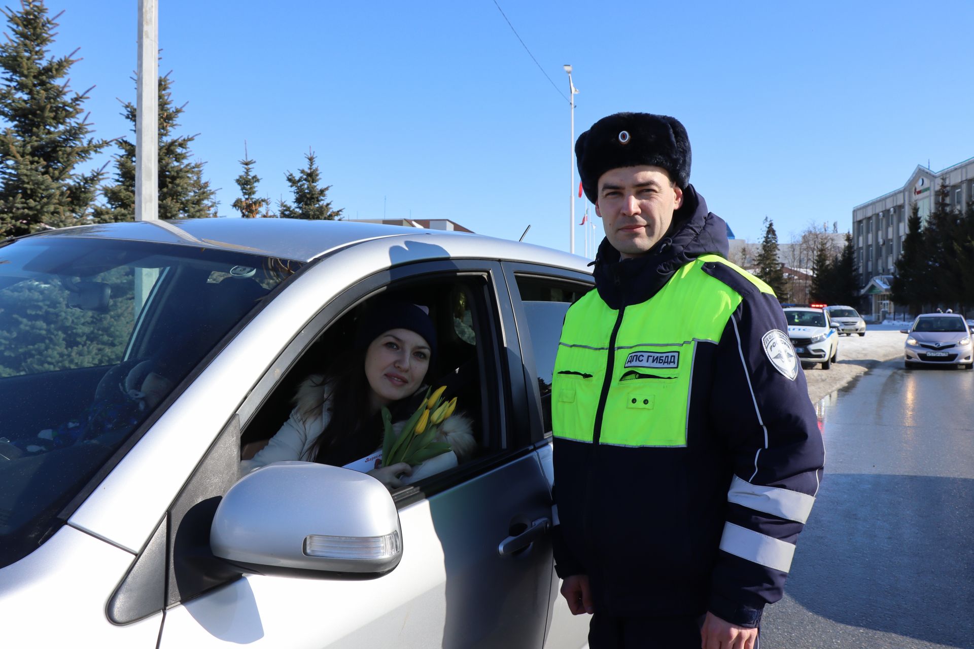Накануне международного женского дня автоинспекторы района поздравили женщин-водителей с праздником