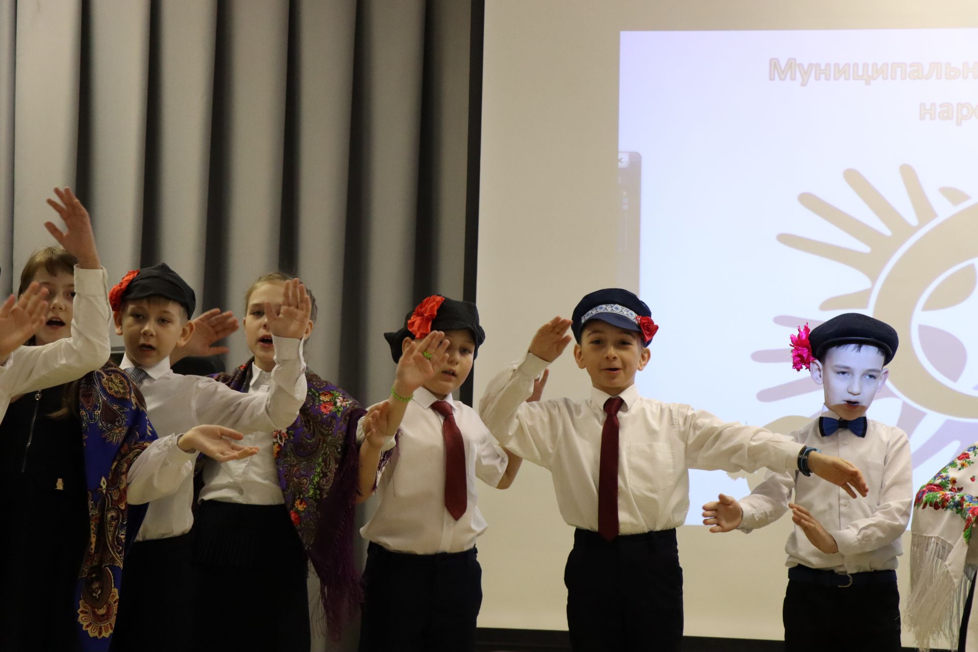 В Нурлате проходит фестиваль детского народного творчества «Без бергэ»
