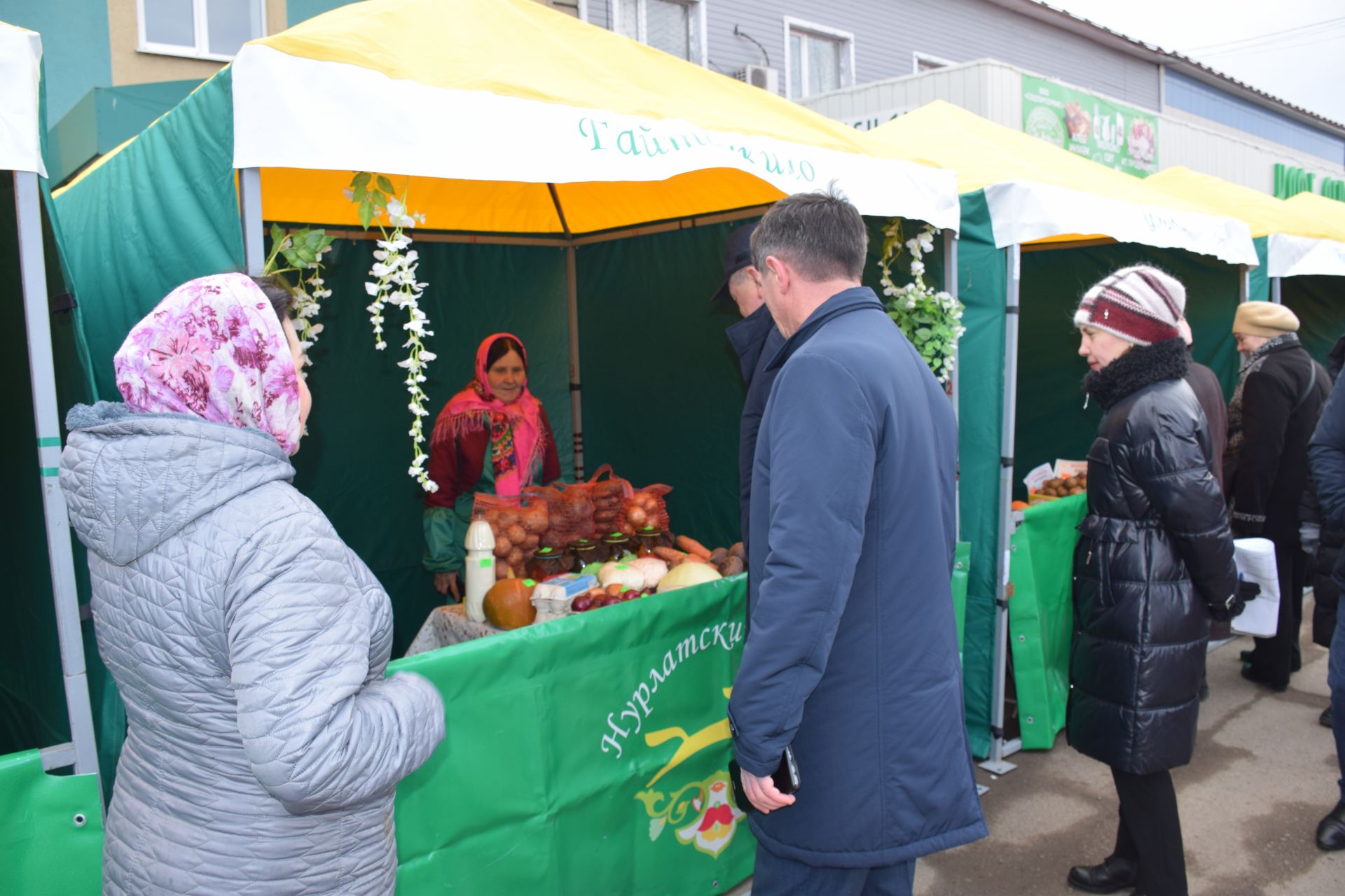 На первой весенней ярмарке в Нурлате сельхозпродукцию реализовали с 45 торговых точек