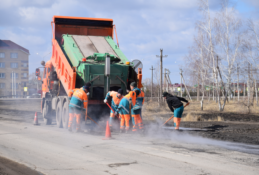 В Нурлатском районе идёт ямочный ремонт дорог