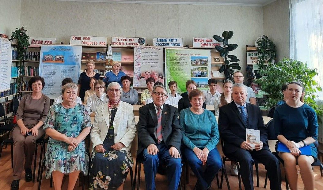 Ученики Старочелнинской школы встретились с местным автором Валентином Бурайкиным
