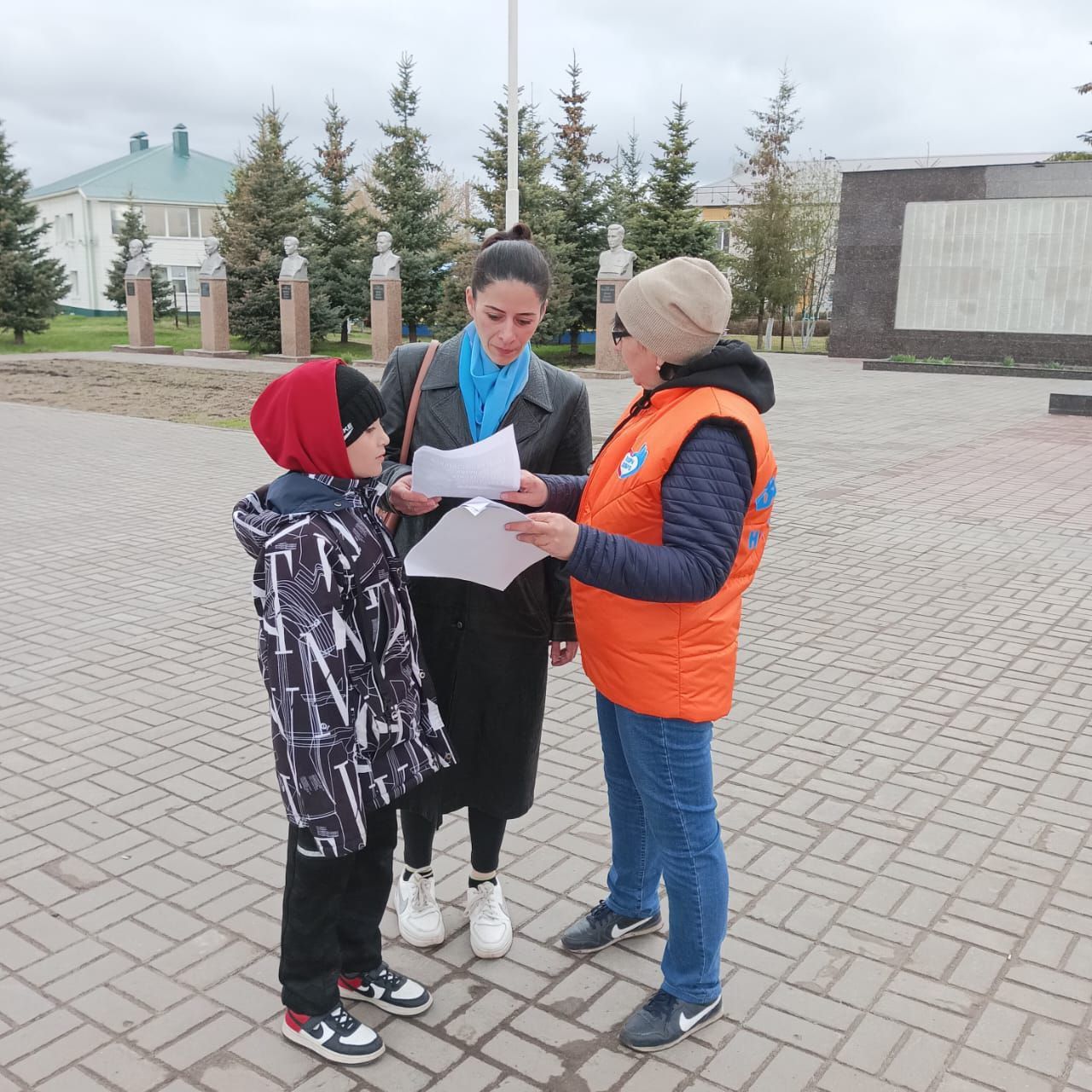 Волонтеры Нурлата помогают населению на Всероссийском голосовании за объекты благоустройства