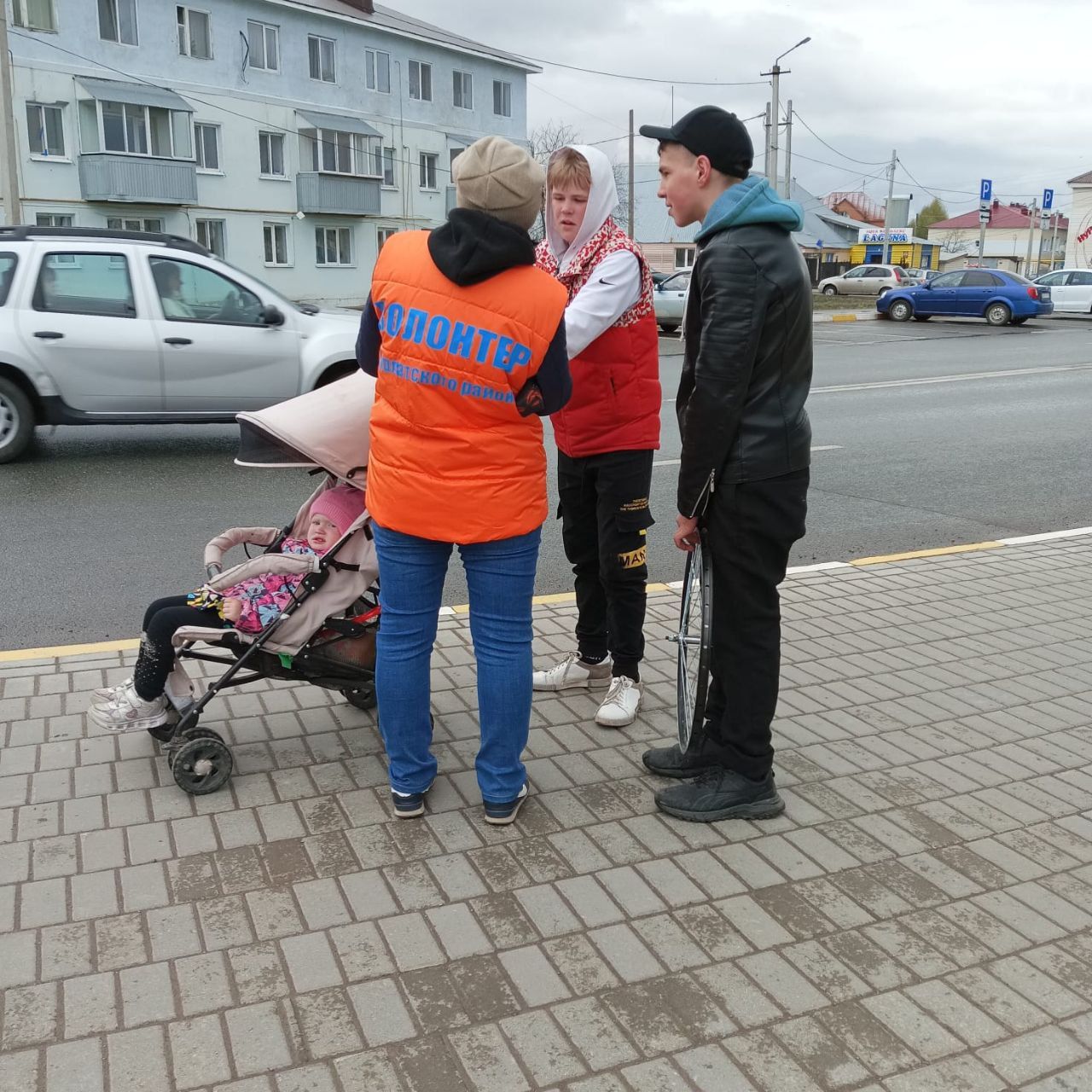Волонтеры Нурлата помогают населению на Всероссийском голосовании за объекты благоустройства