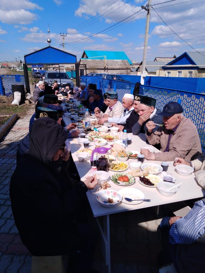 В Нижнем Нурлате для жителей микрорайона провели праздник по случаю Ураза-байрам