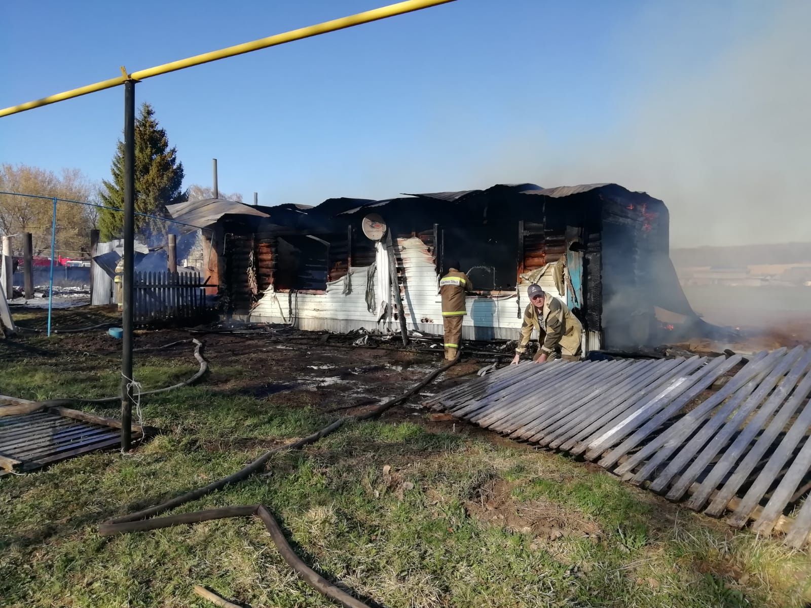 Дома сгорели из-за детской шалости