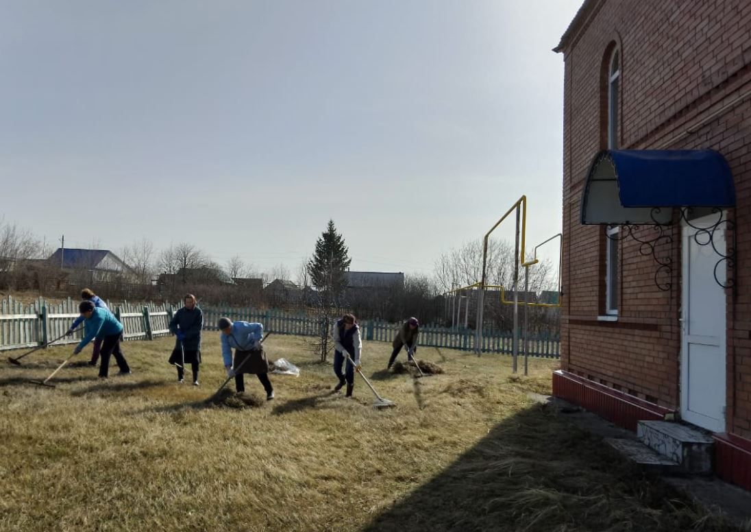 Весенний субботник прошел на территории прихода святых Петра и Павла в селе Старые Челны