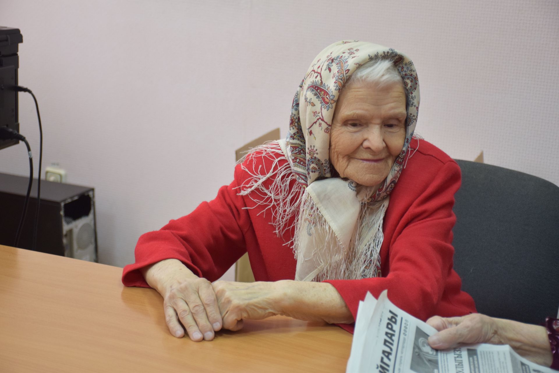 Алмаз Ахметшин подарил трём труженицам тыла подписку на районную газету