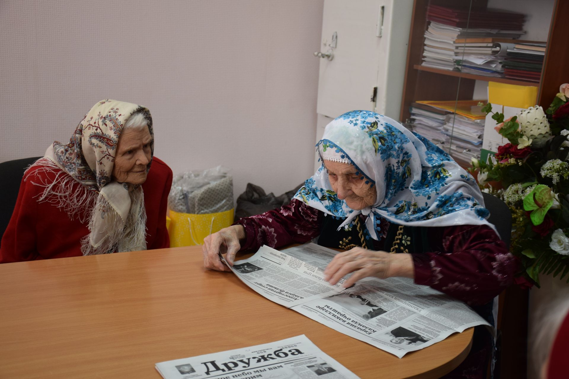 Алмаз Ахметшин подарил трём труженицам тыла подписку на районную газету