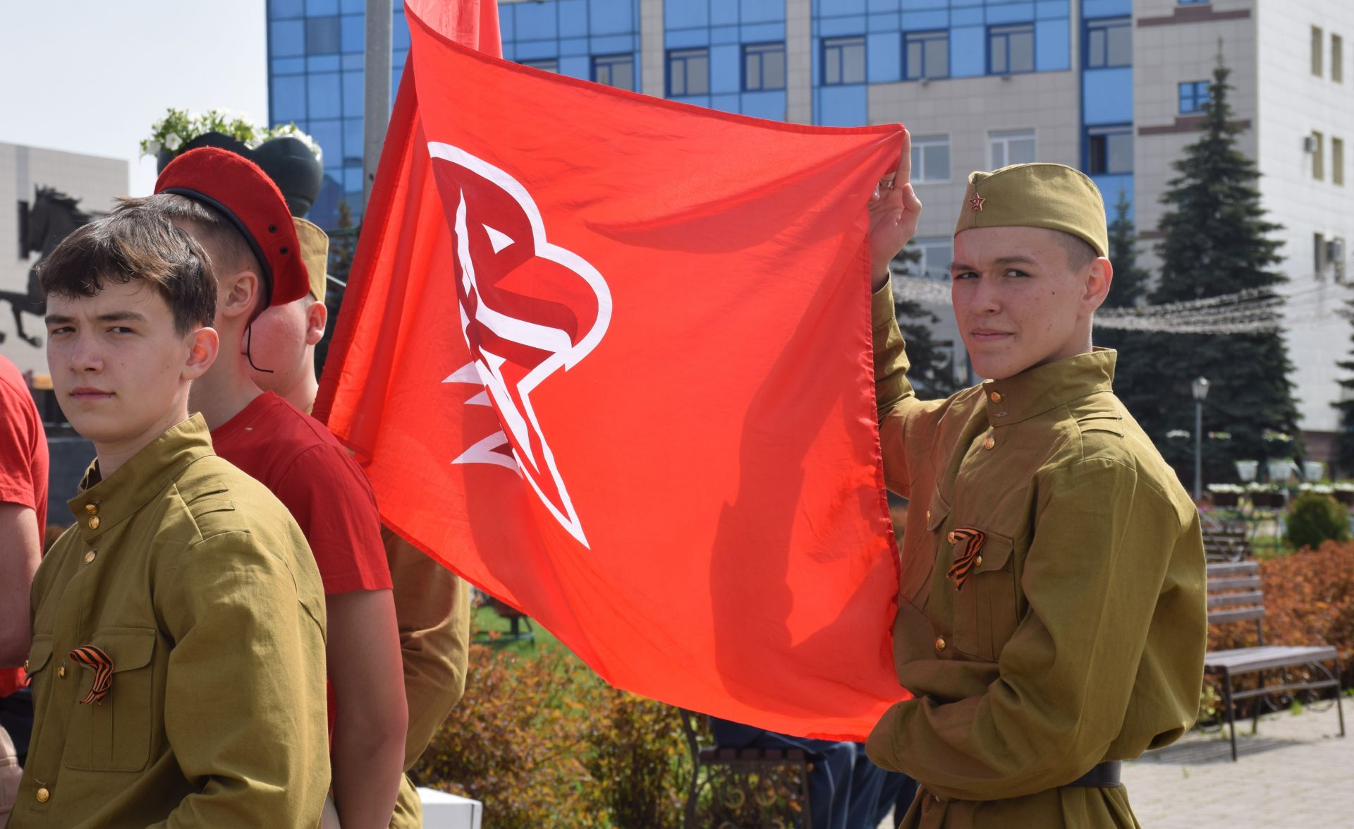 Нурлатских юнармейцев наградили медалями за участие в военном параде в День Победы