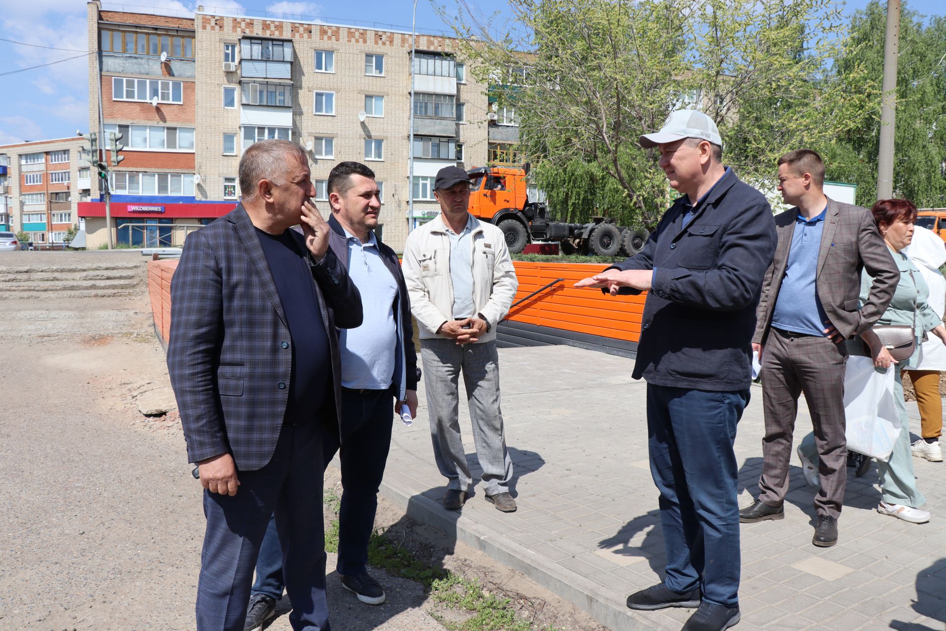 Глава Нурлатского района ознакомился с ходом благоустройства сквера нефтяников «Игелек»