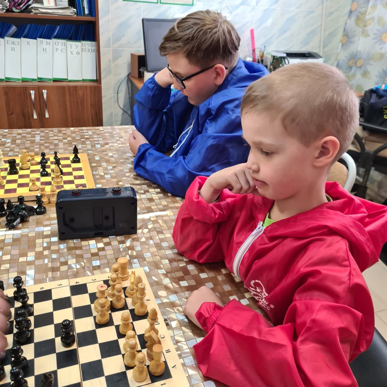 Нурлатские волонтеры сыграли в шахматы с постояльцами дома престарелых
