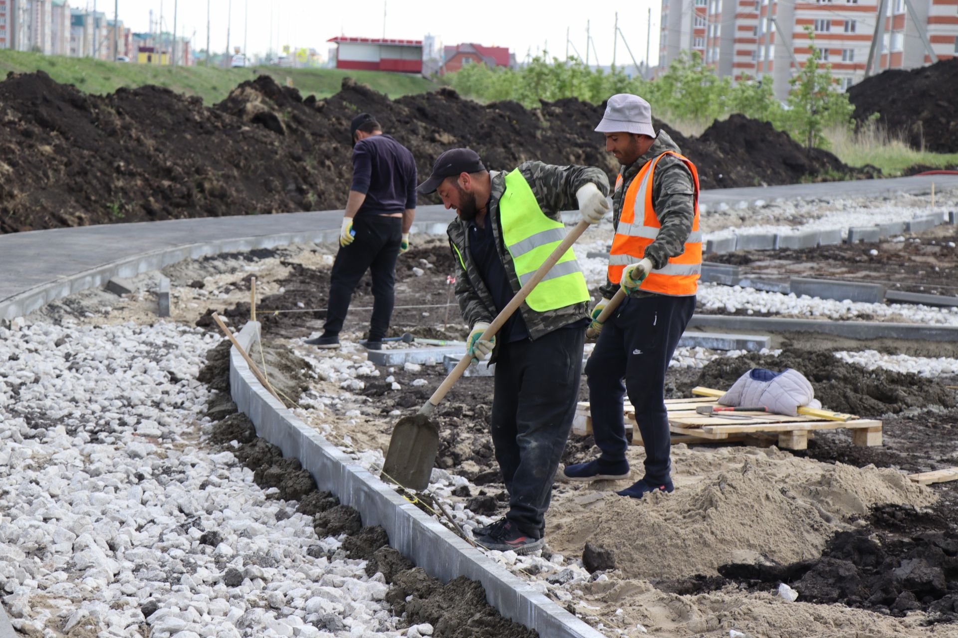 Алмаз Ахметшин ознакомился с ходом строительства бульвара по улице Кариева города Нурлат