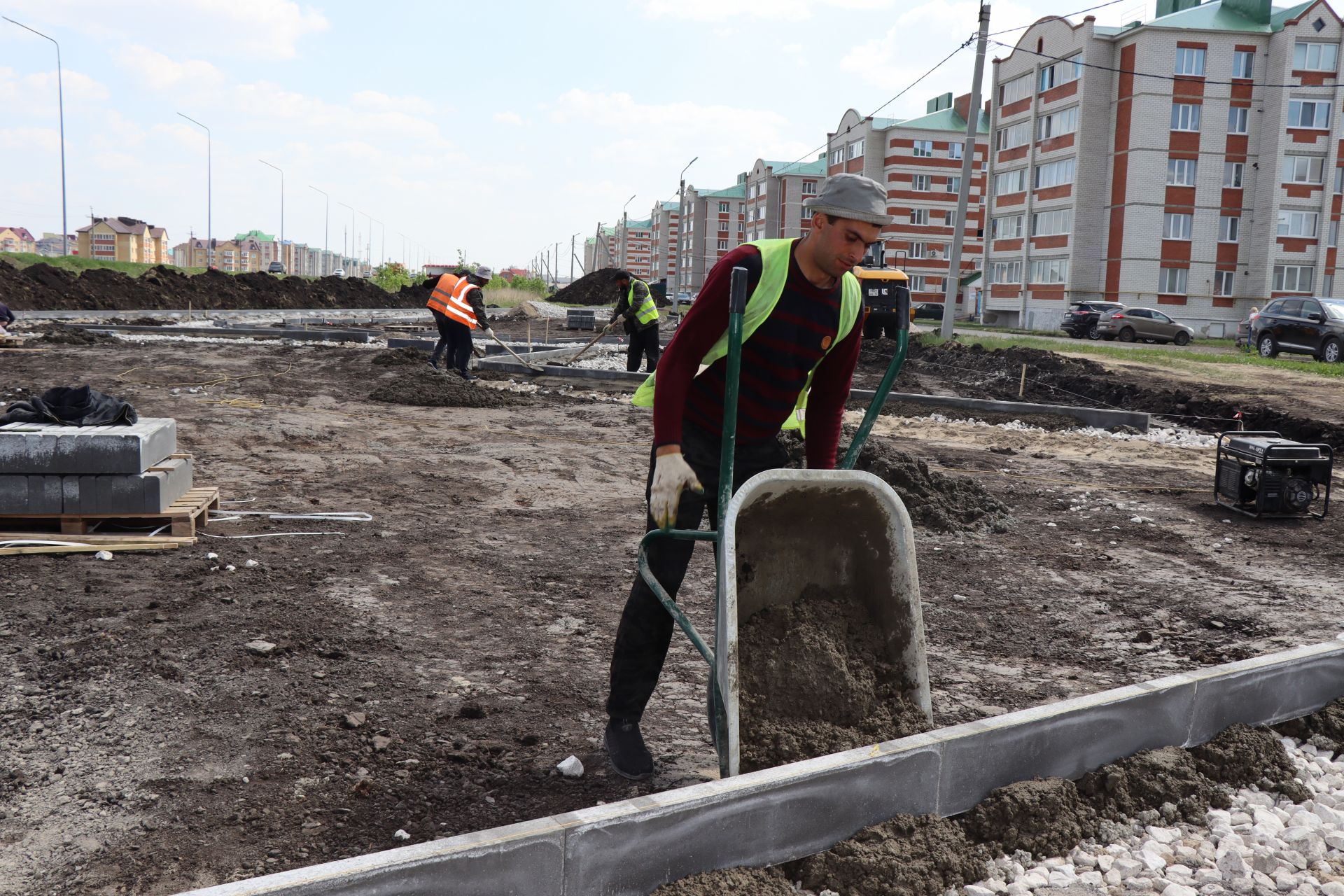 Алмаз Ахметшин ознакомился с ходом строительства бульвара по улице Кариева города Нурлат