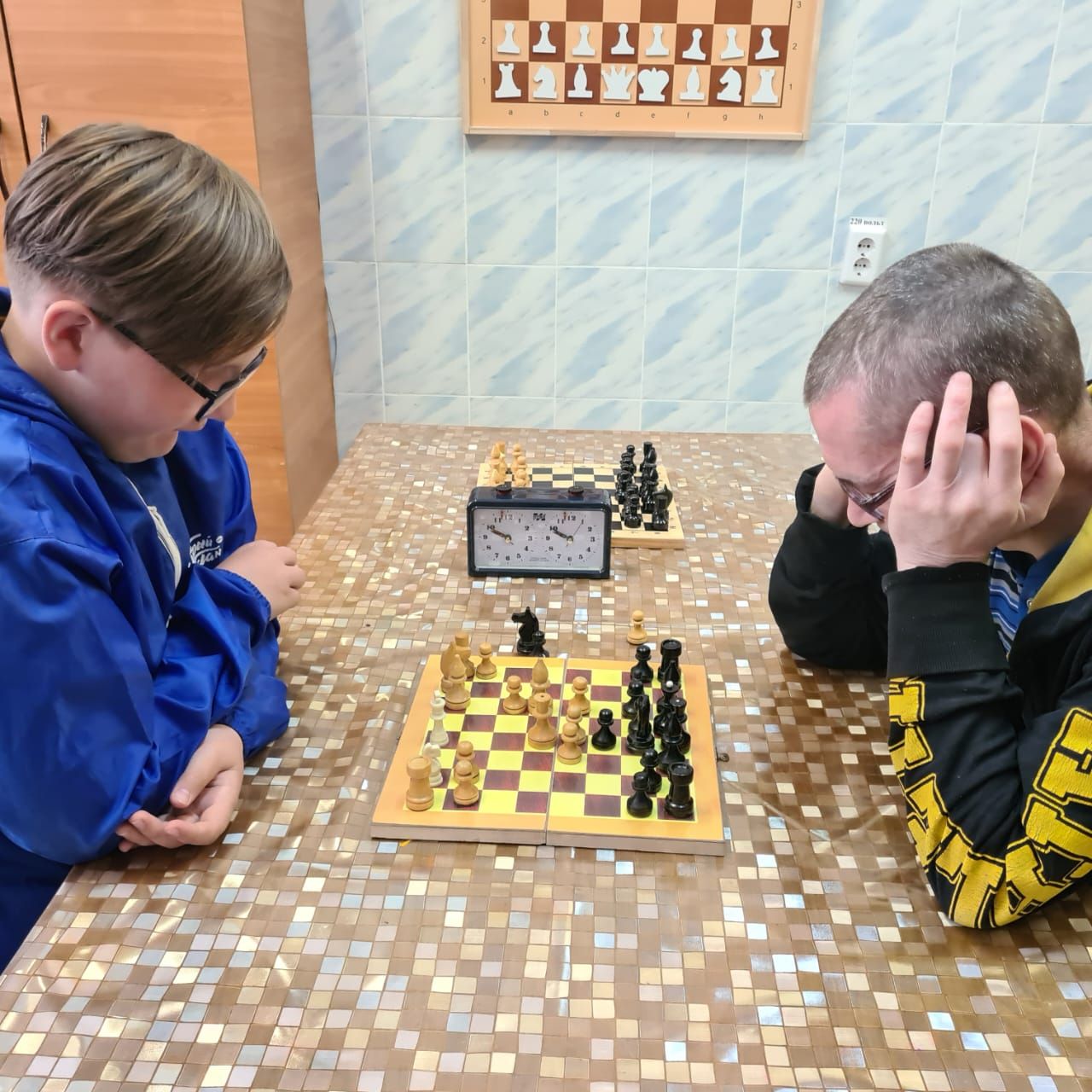 Нурлатские волонтеры сыграли в шахматы с постояльцами дома престарелых